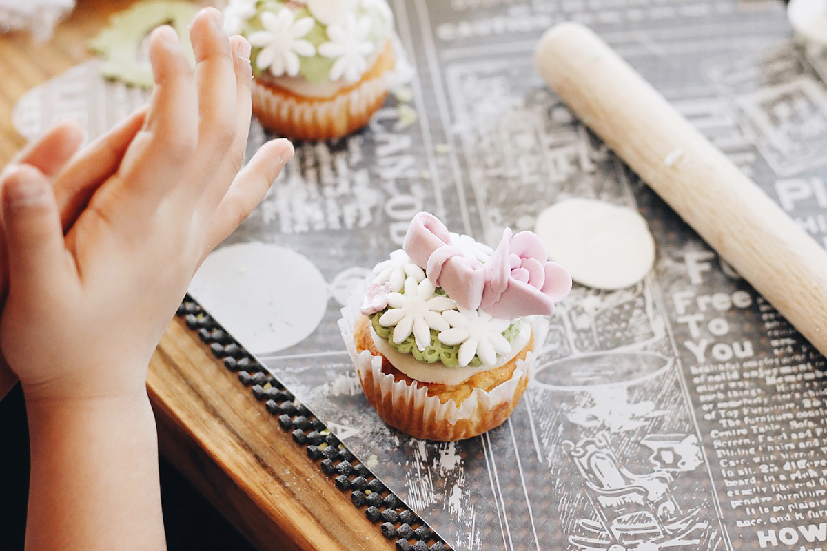 お菓子作りのワークショップ風景